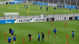 Pemain FC Schalke 04 mengikuti sesi pelatihan di Gelsenkirchen, Jerman, Rabu, (29/4/2020). Meski ada larangan pertemuan besar hingga Agustus untuk melawan pandemi Covid-19, para pejabat sepakbola berharap untuk memulai kembali liga tanpa penonton di bulan Mei. (AP/Martin Meissner)