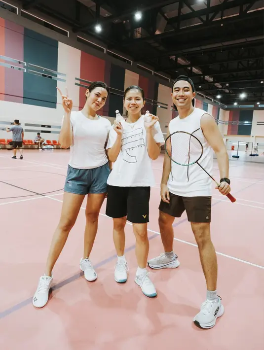 Vidi Aldiano (kanan), Raisa (kiri), dan Greysia Polii (tengah) foto bareng saat main bulu tangkis bersama. (Twitter/@vidialdiano)