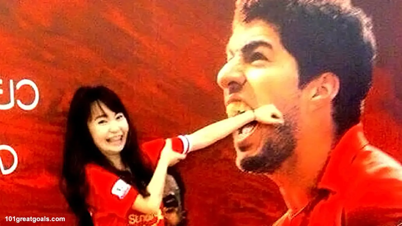 luiz-suarez-gigit-130807b.jpg