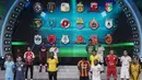 Para pemain memperkenalkan jersey musim baru saat peluncuran Liga 1 Indonesia 2018 di Studio 5 Indosiar, Jakarta, Senin (19/3/2018). Liga 1 akan mulai digelar pada Jumat (23/3). (Bola.com/Vitalis Yogi Trisna)
