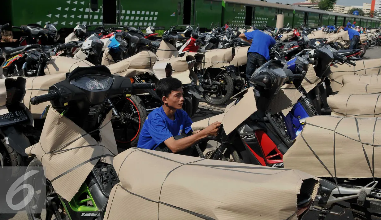 Pekerja menata sepeda motor yang akan dikirim melalui jasa pengiriman kereta api di Stasiun Jakarta Gudang, Rabu (16/7). PT KAI menyediakan 35 gerbong guna angkutan motor gratis lebaran tahun 2016. (Liputan6.com/Gempur M Surya)