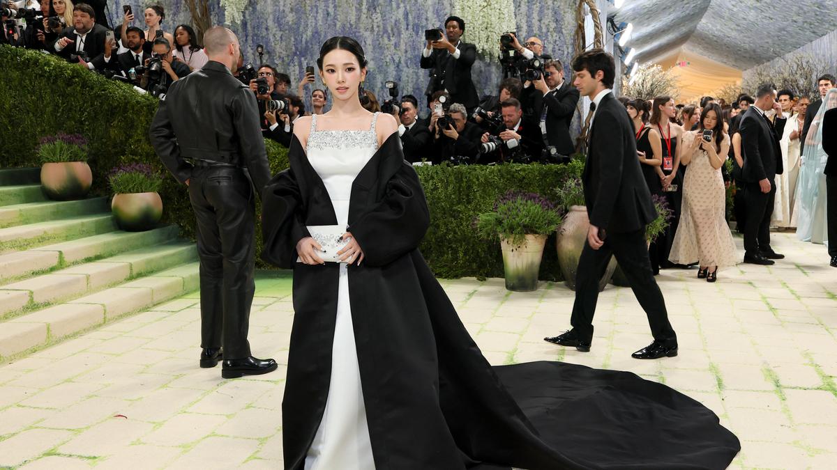 Insiden Fotografer Panggil Karina aespa Sebagai Jisoo Saat Berpose di Met Gala 2026