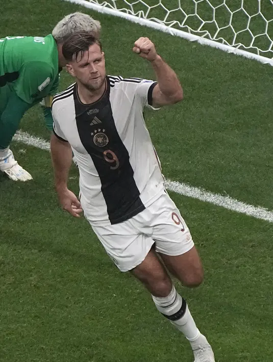 Penyerang Jerman, Niclas Fuellkrug berselebrasi usai mencetak gol ke gawang Kosta Rika selama pertandingan grup E Piala Dunia 2022 Qatar di Stadion Al Bayt di Al Khor, Qatar, Jumat (2/12/2022). Tim asuhan Hansi Flick ini kalah selisih gol dari Spanyol yang kalah 1-2 dari Jepang. (AP Photo/Ariel Schalit)
