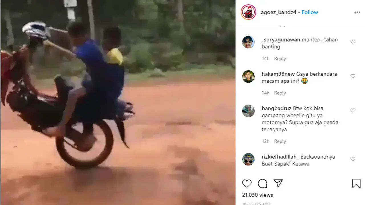 Karena kakinya belum bisa menjangkau tempat duduk kendaraan, Ia dengan santai menggunakan standar samping untuk menopang tubuhnya saat menyalakan motor.