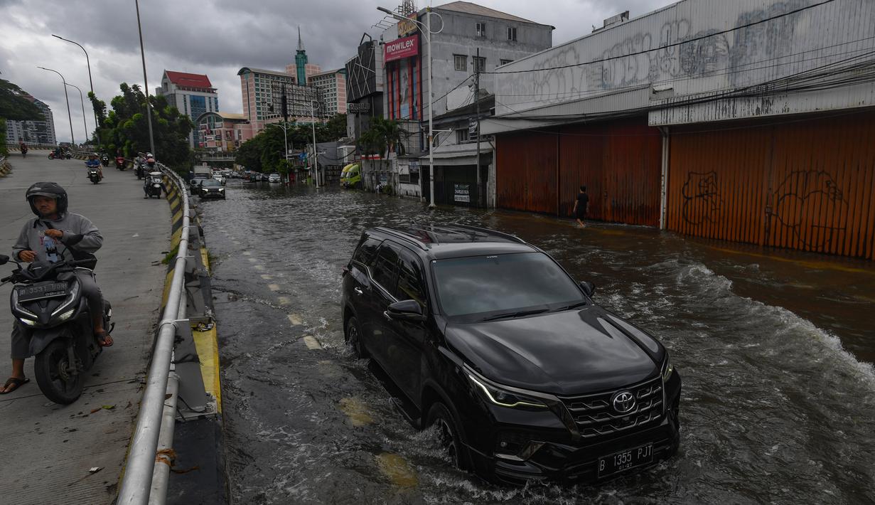 Polres Metro Jakarta Barat sudah melakukan pengalihan arus lalu lintas di sejumlah ruas jalan yang terdampak banjir. (merdeka.com/Arie Basuki)