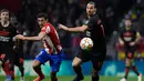 Bek Atletico Madrid Stefan Savic (kiri) dan penyerang AC Milan Zlatan Ibrahimovic berlari mengejar bola pada laga kelima Grup B Liga Champions 2021/2022 di Stadion Wanda Metropolitano, Kamis (25/11/2021) dini hari WIB. AC Milan menaklukkan tuan rumah Atletico Madrid 1-0. (OSCAR DEL POZO / AFP)