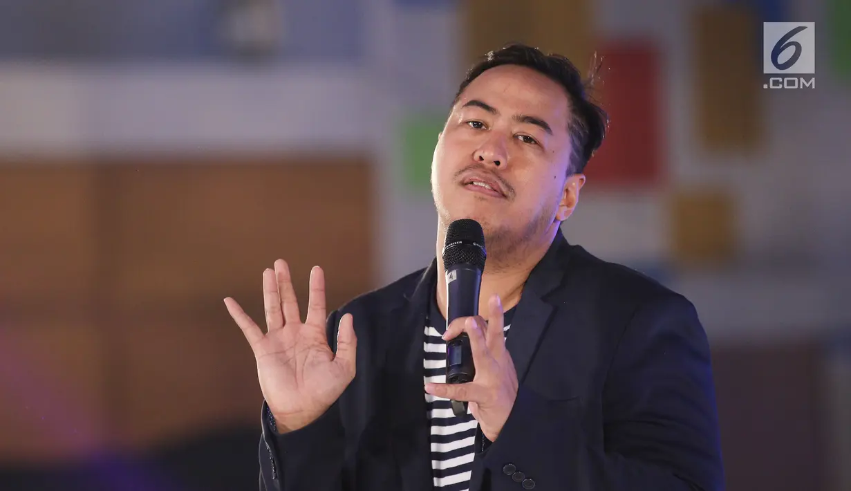Indiepreneur Panjdi Pragiwaksono saat menjadi pembicara pada gelaran Emtek Goes To Campus 2018 di Universitas Negeri Semarang (UNNES), Semarang, Kamis (19/7). Panjdi Pragiwaksono membagi ilmu dan pengalamannya di EGTC 2018. (Liputan6.com/Herman Zakharia)