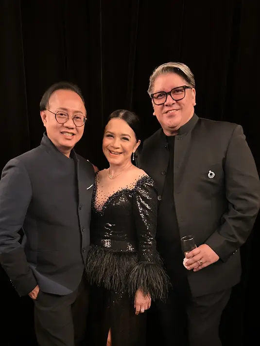 Ruth Sahanaya terlampil glamor dengan night gown sequin dan rok slit. Aksen fringe di bagian pinggang dan lengan bikin kesan elegan dan mewah [@mamauthe]