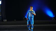 Gelandang Persib Bandung Erwin Ramdani mengenakan jersey kandang terbaru dalam acara peluncuran di Hotel Savoy Homann. (Huyogo Simbolon)