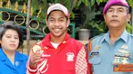 Citizen6, Surabaya: Orang tua Luthfi Niko Abdilah, Serka Marinir Ali Soleh merasa bangga atas prestasi yang di raih putranya. Selain itu ia juga mengajarkan anak-anaknya untuk selalu disiplin dalam segala hal. (Pengirim: Budi Abdillah)
