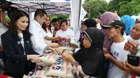 Ketua Umum Partai Perindo Hary Tanoesoedibjo melayani masyarakat dalam acara bazar murah. (Istimewa)