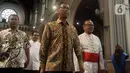 Penjabat (Pj) Gubernur DKI Jakarta, Heru Budi Hartono sesaat sebelum menyampaikan sambutan saat melakukan kunjungan di Gereja Katedral, Jakarta, Sabtu (24/12/2022). Heru Budi bersama Forkopimda melakukan peninjauan ke gereja-gereja untuk memberi pesan damai dan toleransi di DKI Jakarta. (Liputan6.com/Helmi Fithriansyah)
