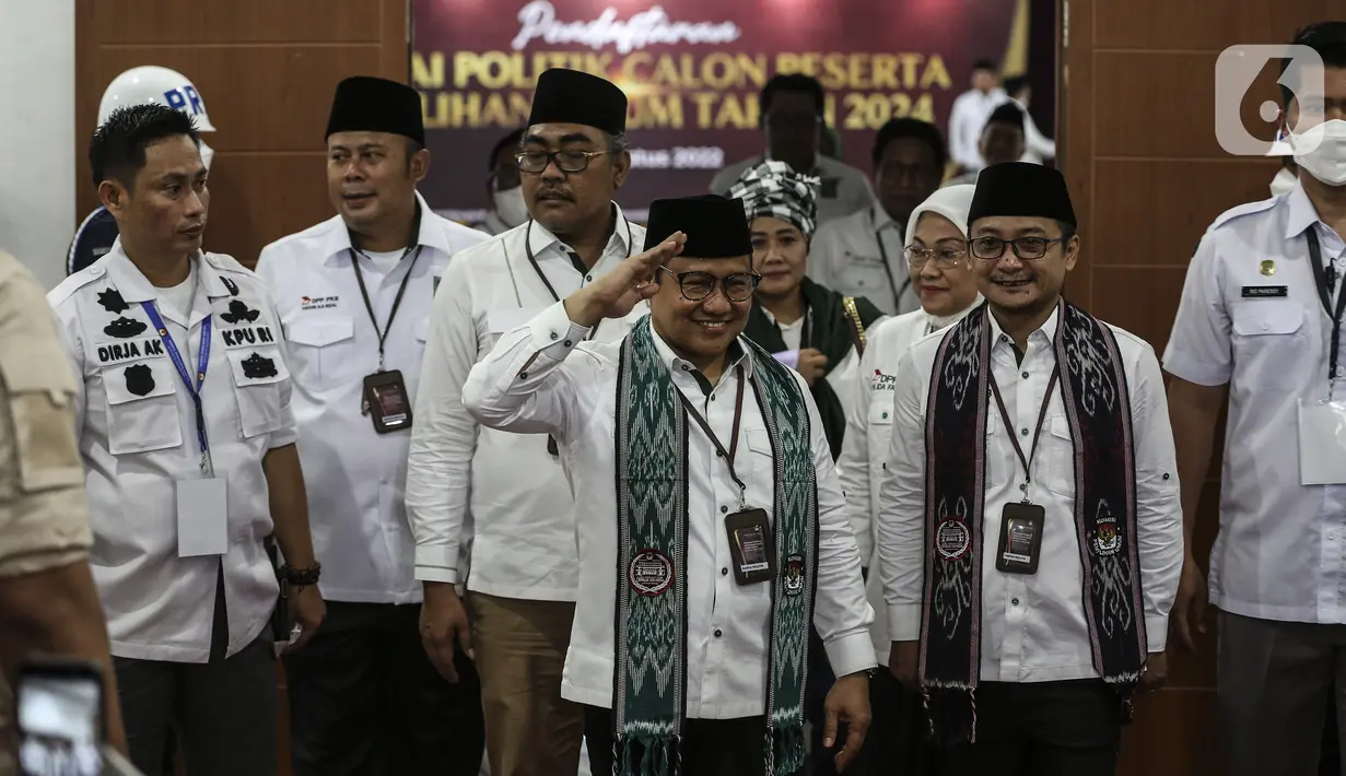 Ketua Umum Partai Kebangkitan Bangsa (PKB) Muhaimin Iskandar atau Cak Imin bersama jajaran pengurus Partai PKB tiba untuk mendaftarkan partai politiknya sebagai calon peserta Pemilu 2024 di Kantor KPU, Jakarta, Senin (8/8/2022). Pada hari kedelapan ini, KPU menerima pendaftaran empat partai politik di antaranya Partai Republiku Indonesia, Partai Hati Nurani Rakyat (Hanura), Partai Gerindra, dan Partai Kebangkitan Bangsa (PKB). (Liputan6.com/Johan Tallo)
