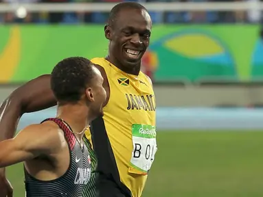  Pelari Asal Jamaika, Usain Bolt tersenyum dengan Andre de Grasse, pelari Kanada saat bersaing di semifinal lari 200 meter pria di Rio de Janeiro, Brasil (17/8). Usain Bolt meraih medali emas kedua di lari 200 meter pria. (REUTERS/Gonzalo Fuentes)