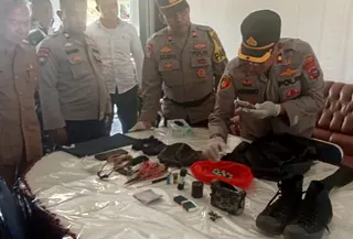 Polisi mengamankan barang bukti bom rakitan di MAN 3, Kelurahan Balai Gadang, Kecamatan Koto Tengah, Kota Padang. (Dok. Istimewa)