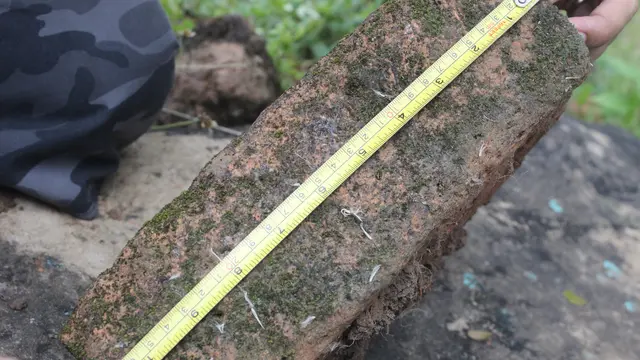 Batu bata merah dengan ukuran besar ditemukan di Petilasan Sunan Kalijaga, di Blora, Jawa Tengah. (Foto: Liputan6.com/Ahmad Adirin)