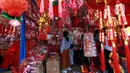 Warga melihat-lihat pernak-pernik Imlek di Kawasan Pasar Glodok Pancoran, Jakarta Barat, Jumat (13/1/2023). Menjelang Imlek yang akan jatuh pada tanggal 22 Januari 2023 mendatang, para pedagang musiman yang menjual pernak-pernik mulai ramai. (Liputan6.com/Johan Tallo)