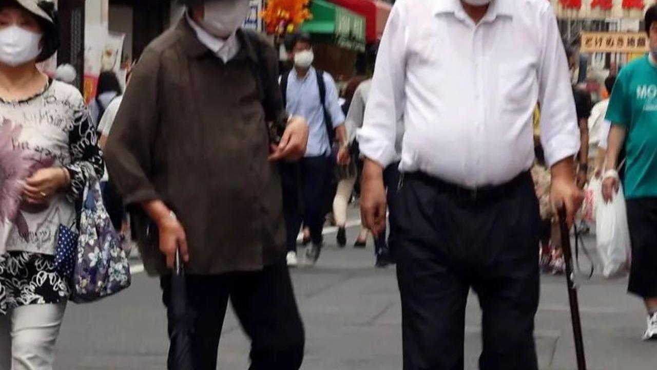 Dan Buettner, seorang penulis yang meneliti fenomena ini selama lebih dari dua dekade, membagikan penemuannya tentang pola makan sebagai salah satu faktor utama yang membuat mereka berumur panjang.