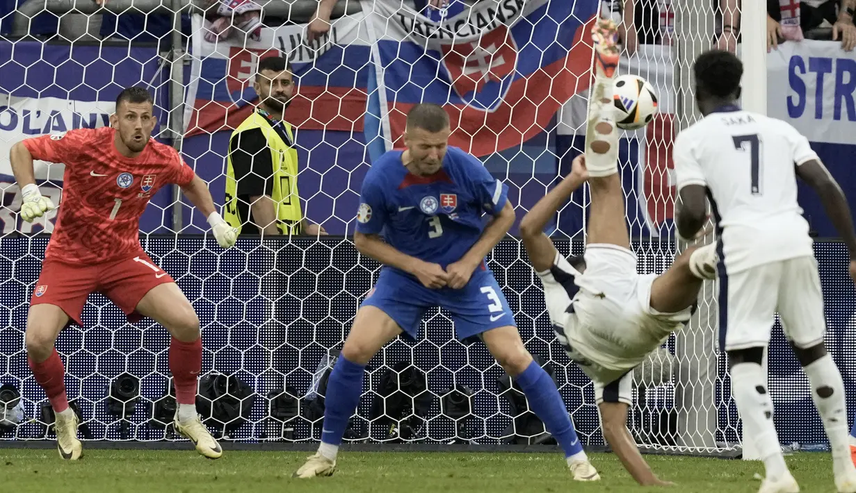 Gelandang Timnas Inggris, Jude Bellingham (kedua kanan) mencetak gol penyeimbang 1-1 ke gawang Timnas Slovakia lewat tendangan akrobatik pada laga babak 16 besar Euro 2024 di Arena AufSchalke, Gelsenkirchen, Jerman, Minggu (30/6/2024). (AP Photo/Thanassis Stavrakis)