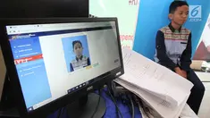 Seorang anak melakukan perekaman data untuk Kartu Identitas Anak (KIA) di mal Living Wolrd Alam Sutera, Tangsel, Senin (17/12). Pembuatan KIA di mall itu untuk memudahkan masyarakat yang ingin mendaftarkan identitas anaknya (Merdeka.com/Arie Basuki)