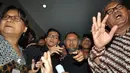 Wakil Ketua Komisi Pemberantasan Korupsi (KPK) Bambang Widjojanto keluar dari gedung Bareskrim Mabes Polri, Jakarta, Sabtu dini hari (24/1/2015). (Liputan6.com/Miftahul Hayat)