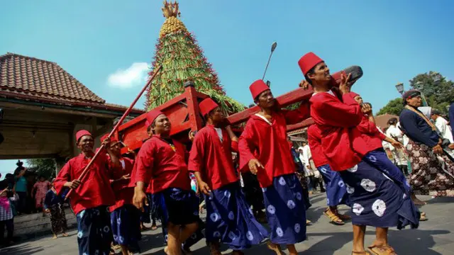 Keberagaman tradisi dalam menyambut Lebaran yang dilakukan oleh penduduk Indonesia dari berbagai daerah.