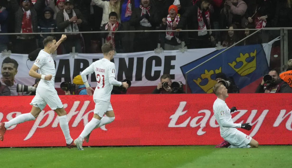<p>Penyerang Polandia, Karol Swiderski (kanan) berselebrasi setelah mencetak gol ke gawang Albania pada pertandingan kualifikasi grup E UEFA Euro 2024 di stadion Narodowy di Warsawa, Polandia, Selasa, 28 Maret 2023. (AP Photo/Czarek Sokolowski)</p>