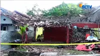Ledakan petasan yang dahsyat membuat plafon dan dinding-dinding puluhan rumah warga di Kebumen, Jawa Tengah jebol. 