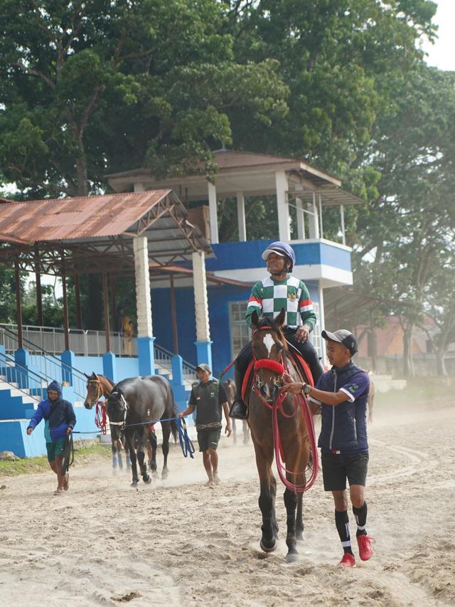 Latihan berkuda di Gelanggang Pacuan Kuda Kubu Gadang