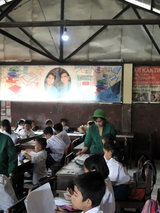 <p>Sri Irianingsih (kiri) dan Sri Rossyati (kanan) saat mengajar di Sekolah Darurat Kartini, Lodan, Jakarta Utara, Senin (25/11/2019). Sekolah dengan bangunan semi permanen dan berada di kolong tol ini memberikan pendidikan gratis mulai dari Paud, TK, SD, SMP, dan SMA. (merdeka.com/Iqbal Nugroho)</p>