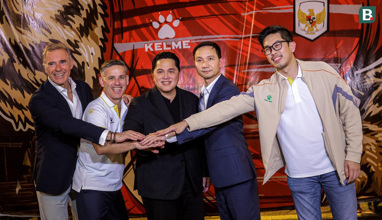 Ketua Umum PSSI, Erick Thohir (tengah) bersama pelatih Timnas Indonesia John Herdman, CEO Kelme Indonesia Kevin Sanjaya, dan sejumlah jajaran Kelme berfoto bersama setelah potong pita dalam acara Leave Your Mark Fest 2026 di Plaza Utara Stadion Utama Gelora Bung Karno, SUGBK, Senayan, Jakarta, Kamis (12/03/2026) malam WIB. (Bola.com/Bagaskara Lazuardi)