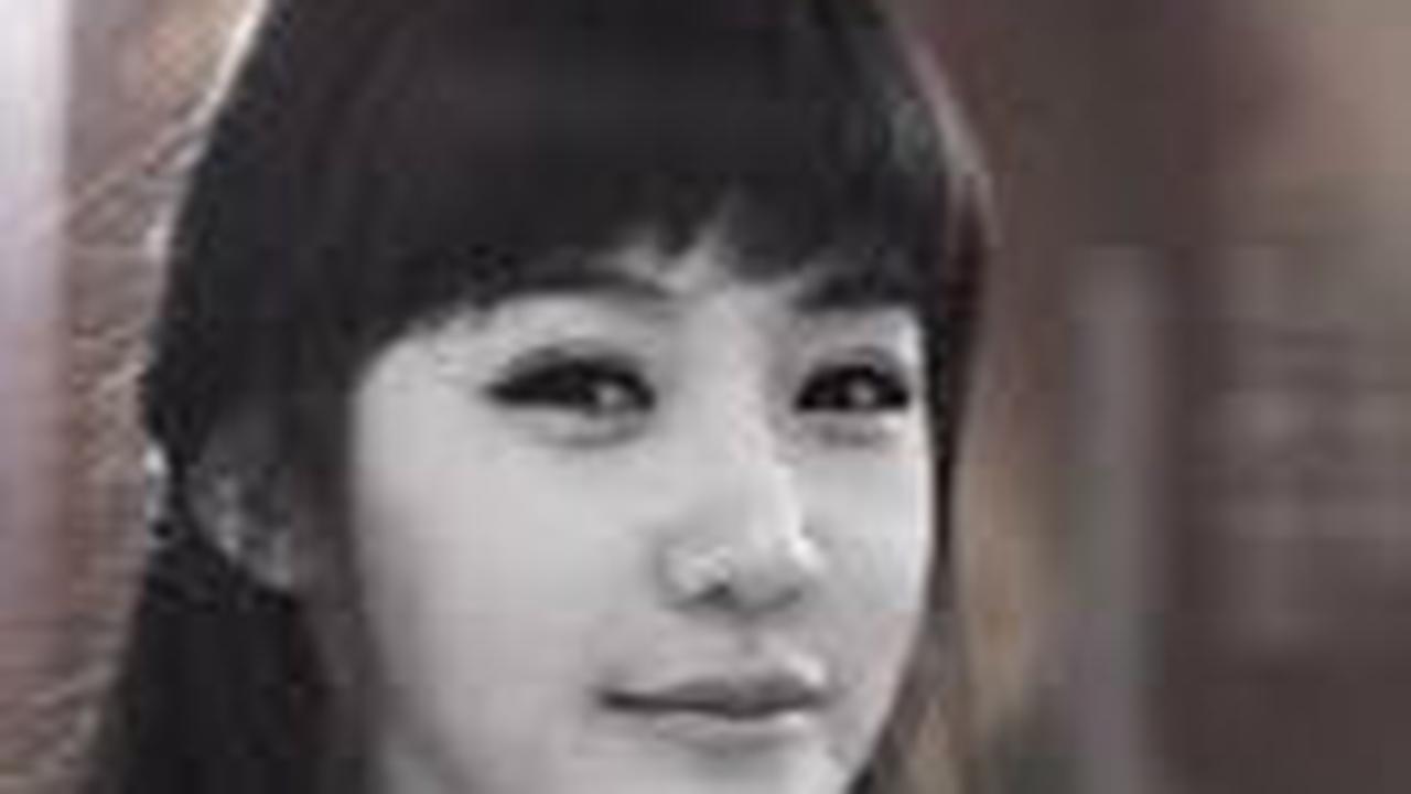 Ya, namanya sejak dulu ramai diperbincangkan, tak hanya karena suaranya yang indah, tapi juga wajah ayunya yang cantik alami dan terkesan polos.