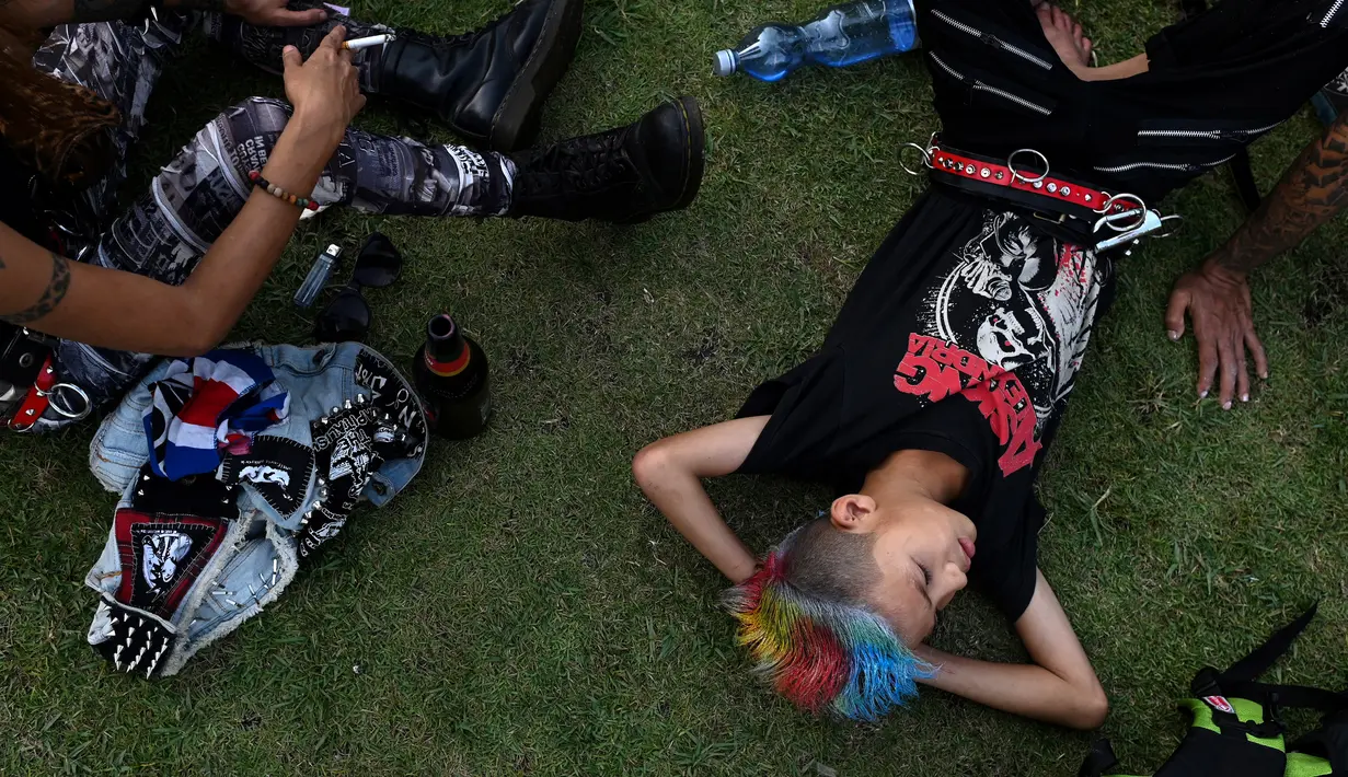 Anak punks beristirahat saat berpartisipasi merayakan festival air di pasar Bogyoke, Yangon, Jumat (12/4). Anak-anak punks ini berkumpul untuk menyambut dan merayakan festival air Tahun Baru Myanmar yang juga dikenal sebagai Thingyan. (AFP Photo/ Ye Aung Thu)