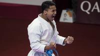 Karateka Indonesia, Ahmad Zigi Zaresta, merayakan kemenangan pada nomor kata cabang karate Asian Games XVIII di JCC Senayan, Jakarta, Sabtu (25/8/2018). Dirinya berhasil meraih medali perunggu. (Bola.com/Vitalis Yogi Trisna)