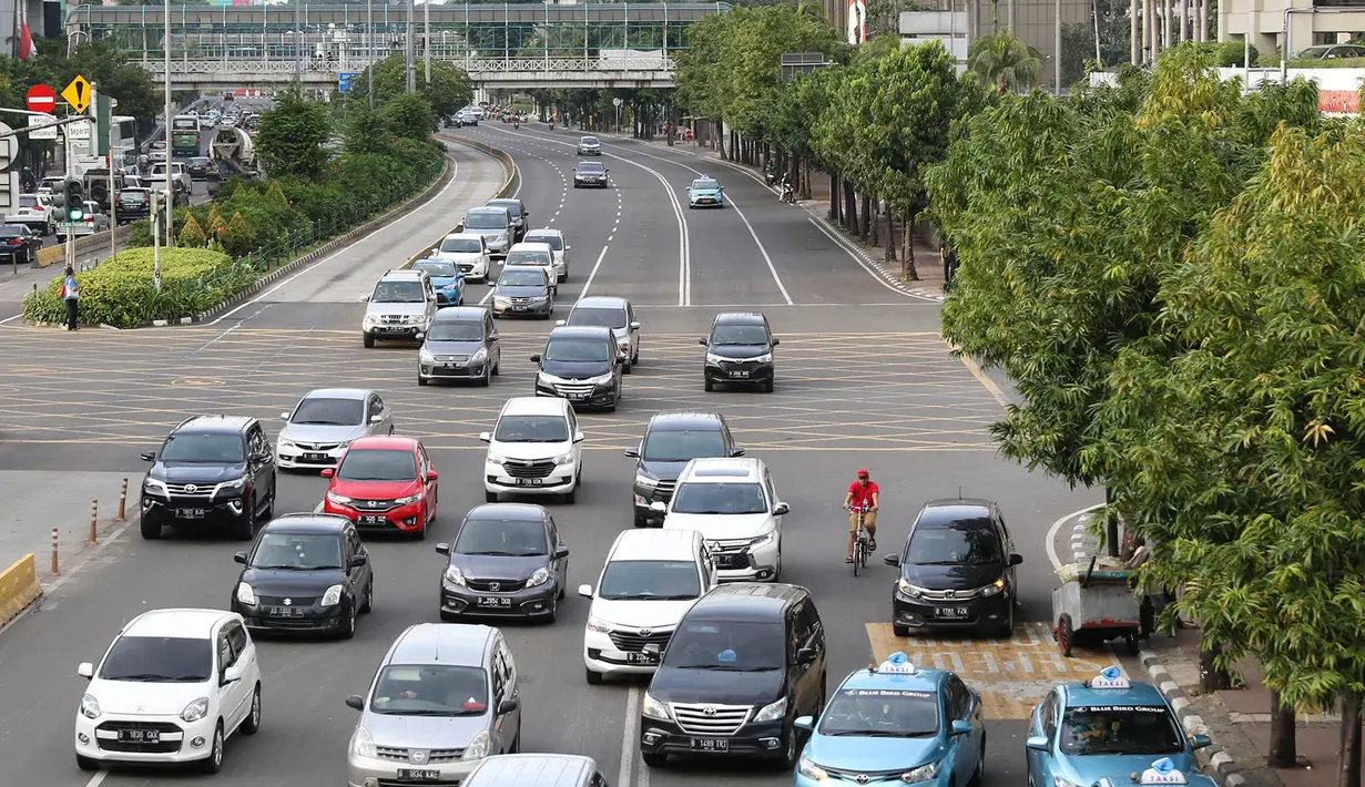 Pengendara sepeda melintasi Jalan MH Thamrin di Jakarta, Sabtu (24/2). Wakil Kepala Dishub DKI Sigit Wijatmoko mengatakan, pembenahan jalur sepeda di Jalan Sudirman-MH Thamrin terkait proyek TOD Dukuh Atas. (Liputan6.com/Immanuel Antonius)