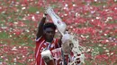 Arjen Robben terkena siraman bir oleh rekannya David Alaba saat perayahan penyerahan trofi juara Bundesliga di Allianz Arena stadium, Munich, (20/5/2017).  Bayern menang 4-1. (AP/Matthias Schrader)