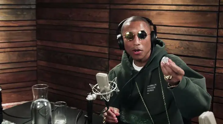Pharrell William memamerkan cincin batu akik yang diberikan Rich Chigga kepadanya (Foto: Dok OTHERtone Beats 1 radio show)