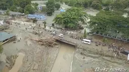 Pandangan umum menunjukkan dampak banjir bandang di Sentani, Kabupaten Jayapura, Papua, Minggu (17/3). Hingga kini, tim gabungan terus berusaha melakukan evakuasi, pembersihan jalan dan pencarian korban yang hilang. (Edward Hehareuw/via REUTERS)