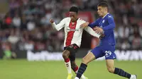 Kai Havertz dari Chelsea, kanan, berebut bola dengan pemain Southampton Kyle Walker-Peters selama pertandingan sepak bola Liga Premier Inggris antara Southampton dan Chelsea di Stadion St Mary, Southampton, Inggris, Selasa, 8 Agustus. 30, 2022. (Foto AP/Ian Walton)