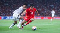 Pemain Timnas Indonesia U-23, Kakang Rudianto, berebut bola dengan pemain Vietnam, Phi Hoang Nguyen, pada laga final Piala AFF U-23 2025 di Stadion Utama Gelora Bung Karno (SUGBK), Jakarta, Selasa (29/7/2025) malam WIB. (Bola.com/M Iqbal Ichsan)