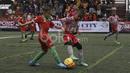 Tim ATKL Tigers Malaysia berebut bola dengan pemain CISS (merah) dalam final Plate U-8 Serpong City International Soccer Tournament di Sabnani Park, Tangerang Selatan. Minggu (4/12/2016). (Bola.com/Arief Bagus)