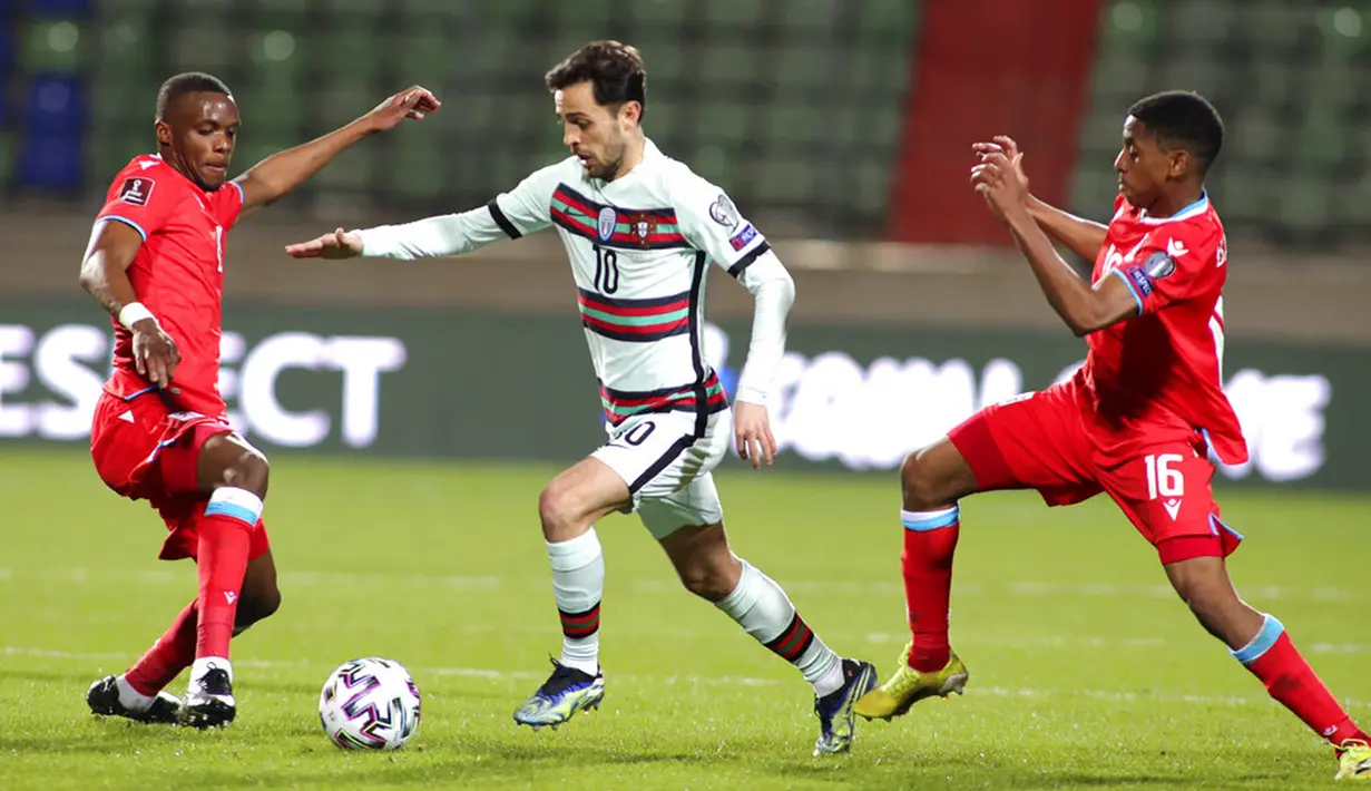 Pemain Portugal Bernardo Silva (tengah) menggiring bola melewati pemain Luksemburg Leandro Barreiro (kanan) pada pertandingan Grup A kualifikasi Piala Dunia 2022 di Stadion Josy Barthel, Luksemburg, Selasa (30/3/2021). Portugal menang 3-1. (AP Photo/Olivier Matthys)