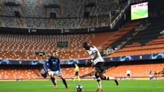 Gelandang Atalanta, Josip Ilicic, berebut bola dengan pemain Valencia pada laga babak 16 besar Liga Champions 2019-2020 di Stadion Mestalla, Valencia, Rabu (11/3). Atalanta menang 4-3 atas Valencia. (AFP/POOL UEFA)