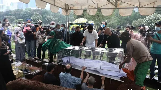 Oddie Agam Meninggal Dunia, Ini 7 Potret Chintami Atmanegara Saat Antarkan Jenazah