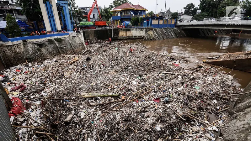 Sampah Menumpuk, Spiderman Beraksi di Pintu Air Manggarai