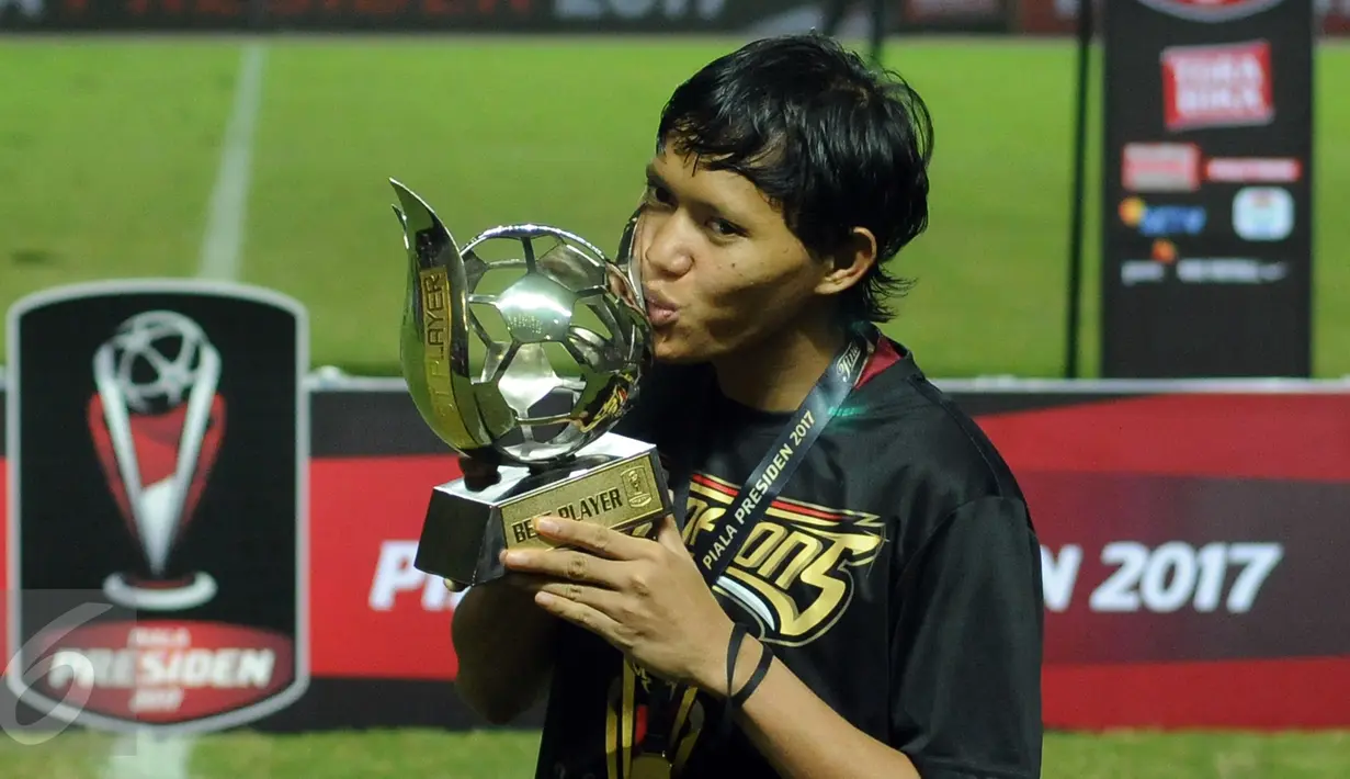 Gelandang Arema FC, Adam Alis mencium trofi pemain terbaik Piala Presiden 2017 usai laga final di Stadion Pakansari, Kab Bogor, Minggu (12/3). Arema menang 5-1 dan merengkuh trofi Piala Presiden. (Liputan6.com/Helmi Fithriansyah)