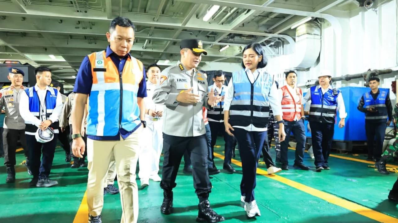 FOTO: Polri dan Pelni Kirim Personel dan Logistik ke Wilayah Bencana Sumatera
