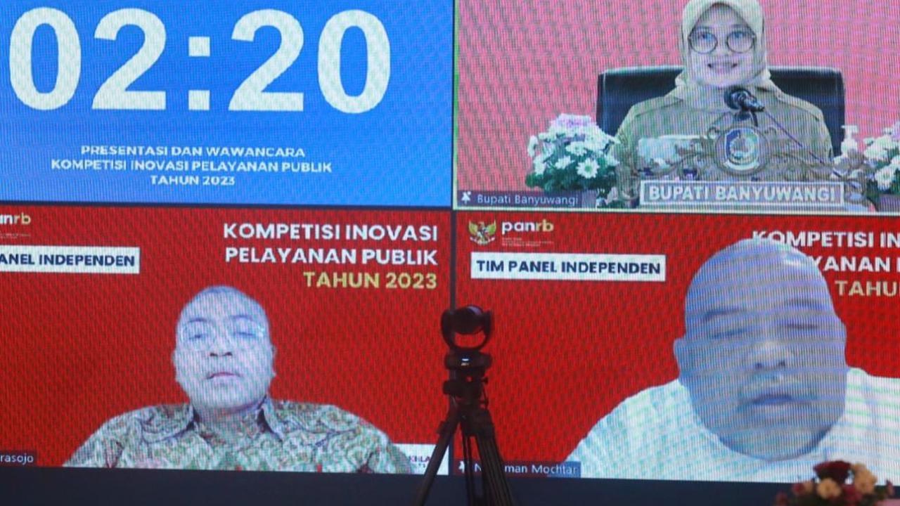 Dua inovasi Banyuwangi masuk jajaran 99 inovasi terbaik dari 3.110 inovasi se-Indonesia hasil seleksi tim panel independen yang ditunjuk Kemenpan-RB. Tim mengapresiasi dua inovasi tersebut saat Bupati Ipuk Fiestiandani mempresentasikannya untuk menuju TOP