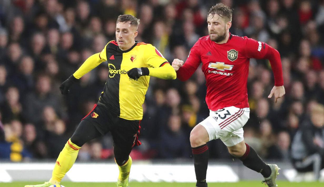 Striker Manchester United, Marcus Rashford, berusaha melewati pemain Watford, Gerard Deulofeu, pada laga Premier League 2019 di Stadion Vicarage Road, Minggu (22/12). Watford menang 2-0 atas Manchester United. (AP/Petros Karadjias)