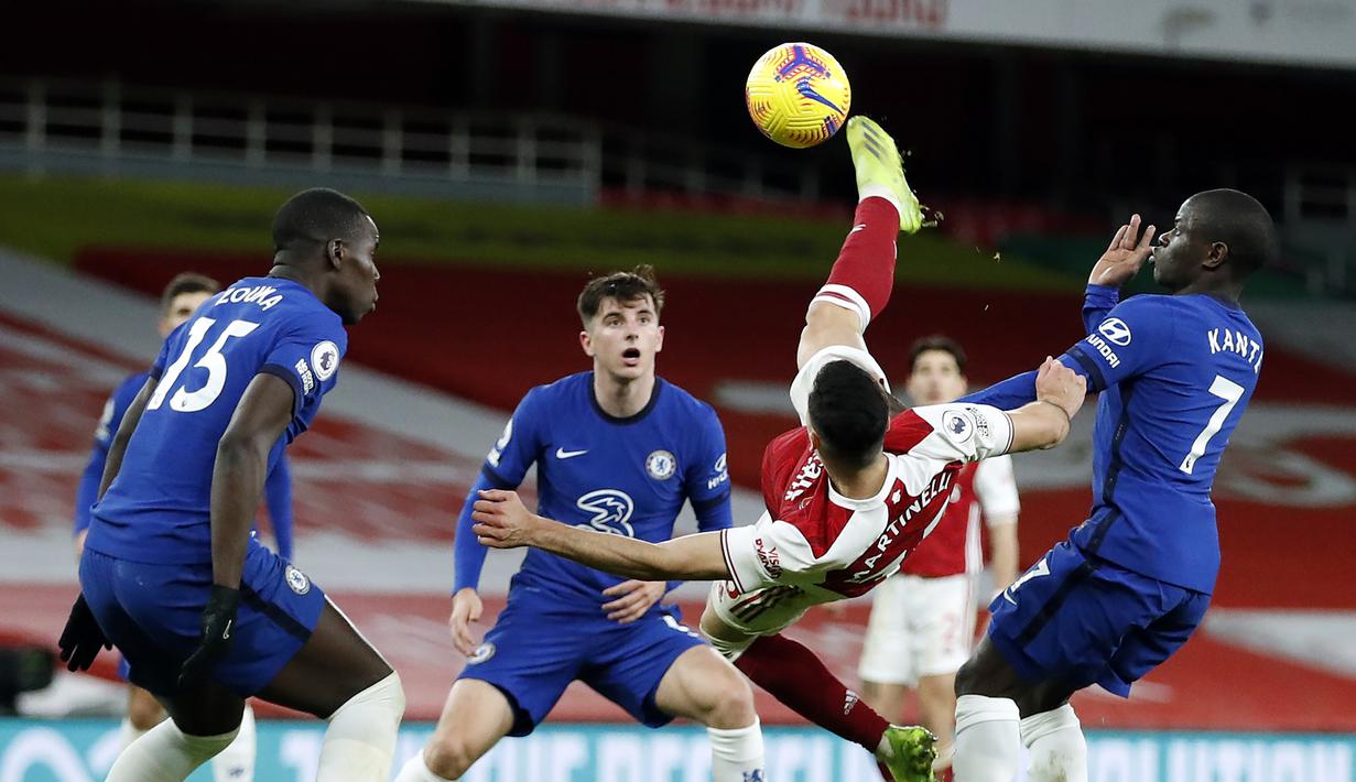 Striker Arsenal, Gabriel Martinelli (tengah), melepaskan tendangan salto di antara tiga pemain Chelsea dalam laga lanjutan Liga Inggris 2020/21 pekan ke-15 di Emirates Stadium, London, Sabtu (26/12/2020). Arsenal menang 3-1 atas Chelsea. (AFP/Andrew Boyers/Pool)